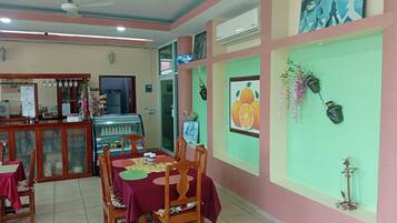 Se sirven desayunos, comidas, cenas y cocina mexicana