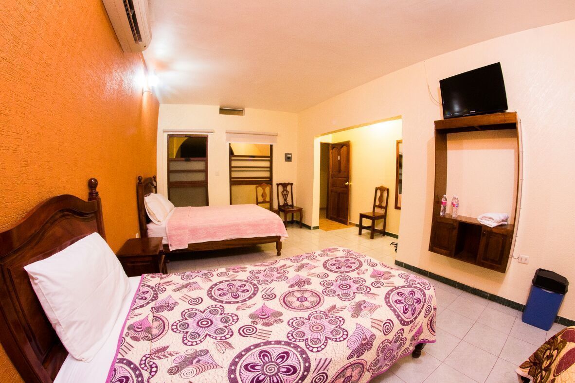 Habitación, varias camas | Decoración personalizada y muebles diferentes 