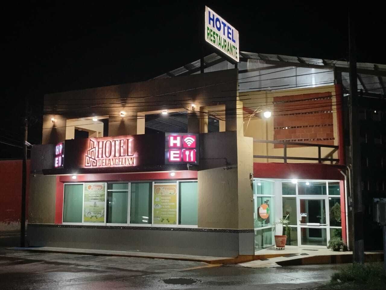 Vista frontal de la propiedad