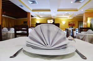 Breakfast, lunch and dinner served - Hotel Alrawabi (Nefza)
