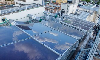 Una terraza con paneles solares y un depósito de agua.