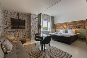 ミニバー、セーフティボックス (室内)、デスク、アイロン / アイロン台