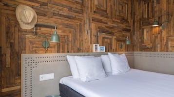 Frigobar, cofres nos quartos, escrivaninha