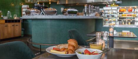 Desayuno buffet (EUR 25 por persona)