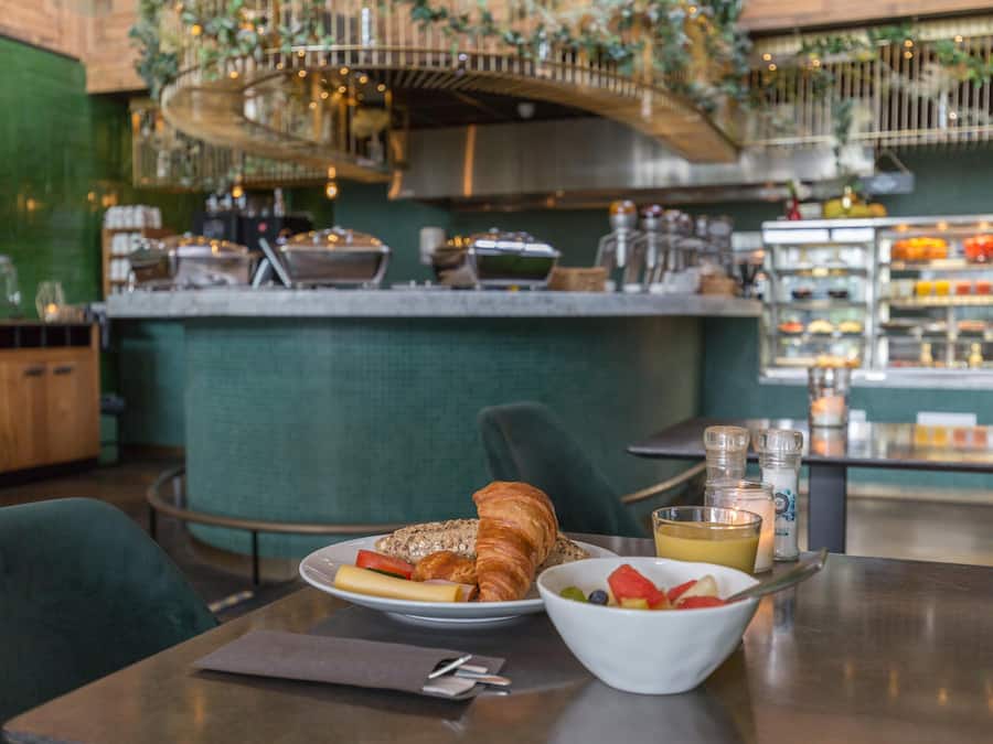 Sarapan bufet setiap hari (EUR 25 seorang)