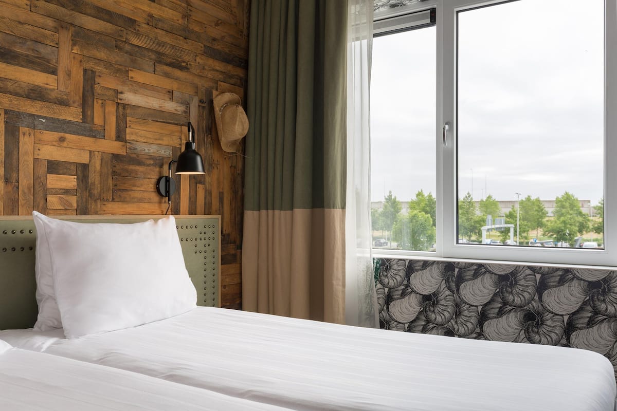 Minibar, caja de seguridad en la habitación y escritorio