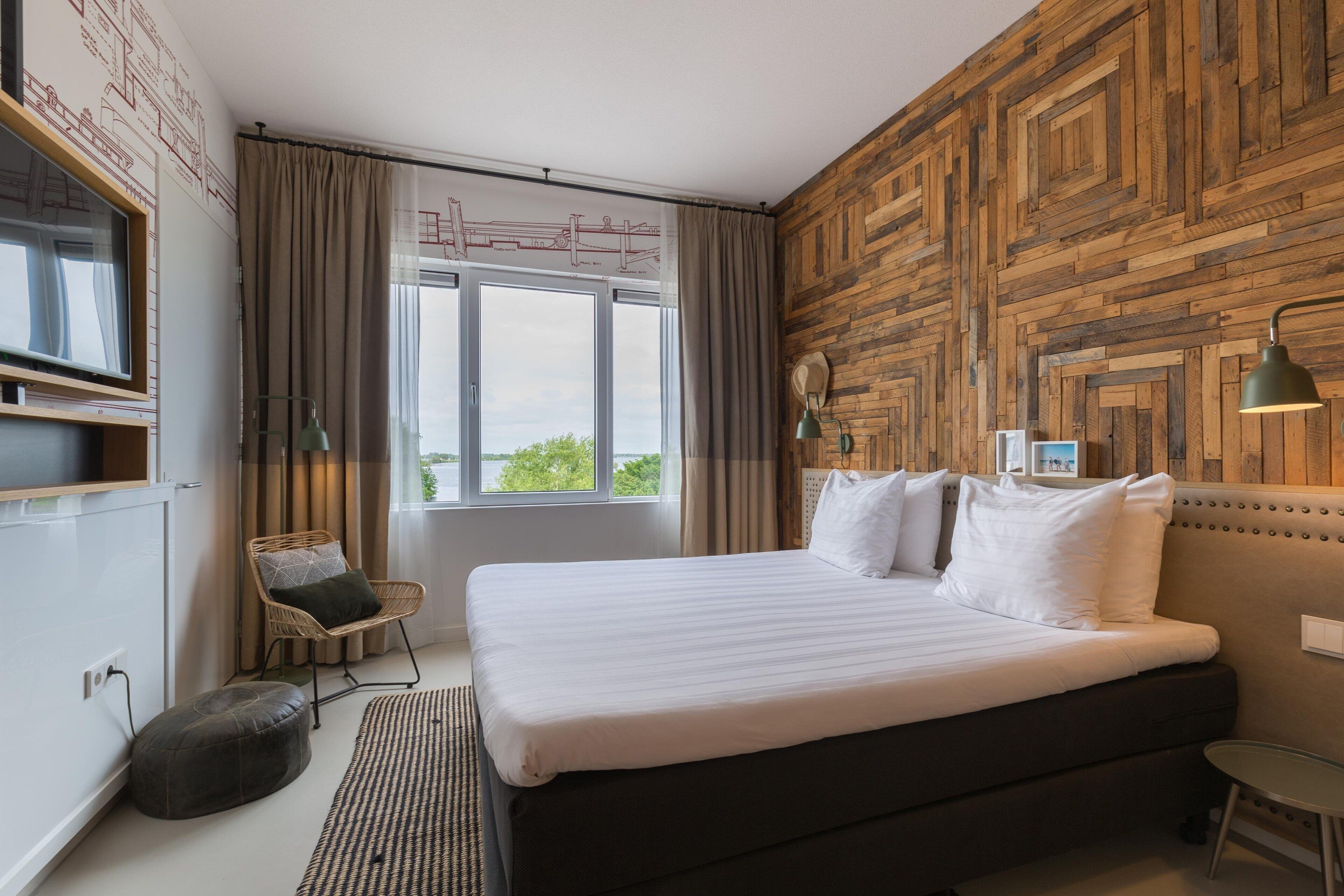 ミニバー、セーフティボックス (室内)、デスク、アイロン / アイロン台