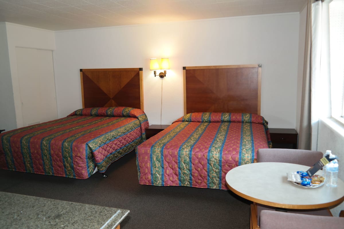 Quarto, 2 camas Queen | Wi-Fi de cortesia, roupa de cama