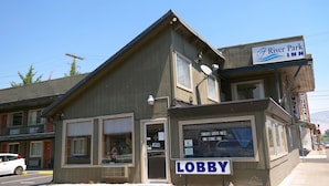Property entrance - River Park Inn (Klamath Falls)