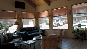 Lobby sitting area - River Park Inn (Klamath Falls)