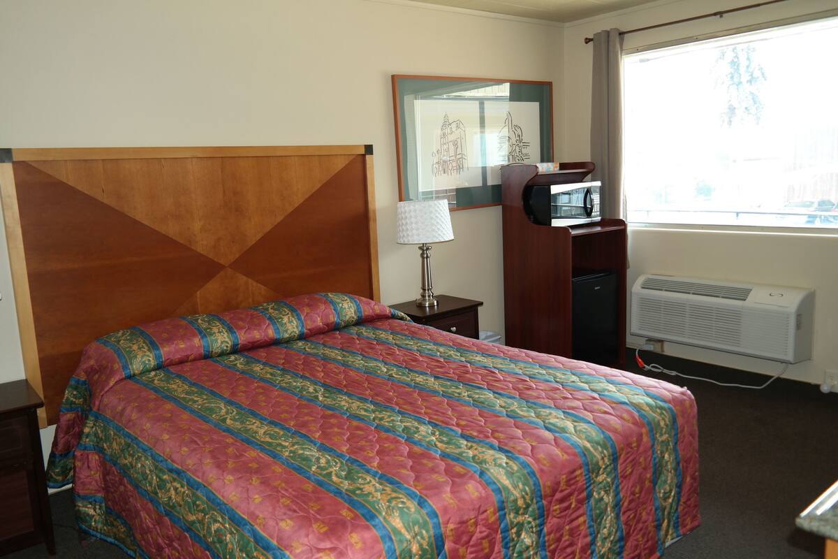Quarto, 1 cama Queen | Wi-Fi de cortesia, roupa de cama