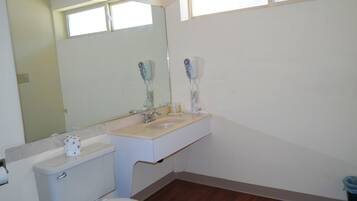 Chambre, 1 grand lit | Lavabo de la salle de bain