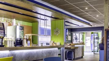 Desayuno buffet (EUR 9.90 por persona)