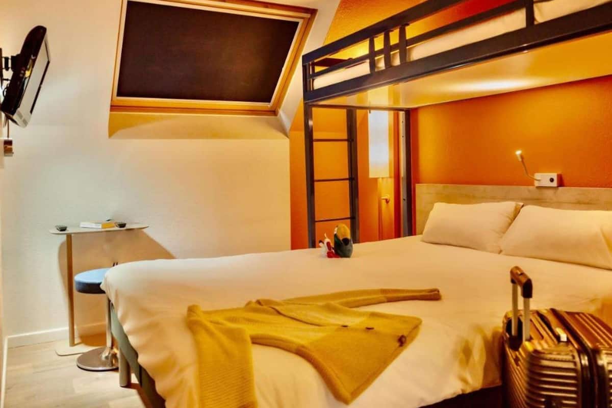 Blackout curtains, free WiFi, bed sheets