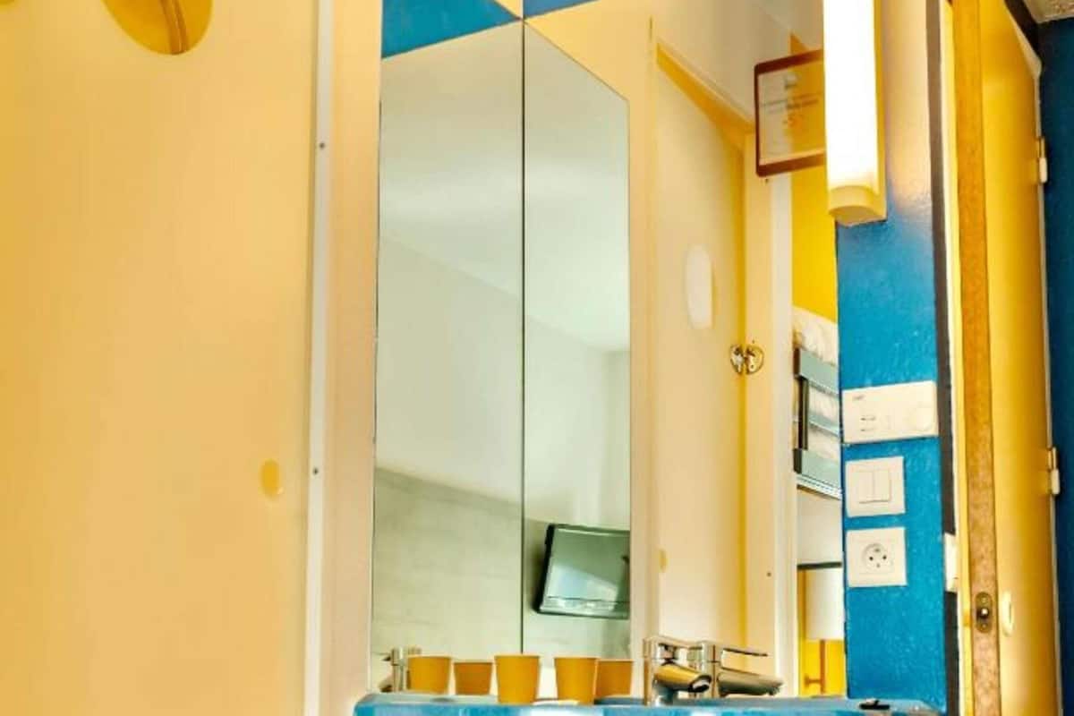 Habitación doble | Cortinas opacas, wifi gratis, ropa de cama