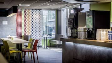 Petit déjeuner buffet (9.90 EUR par personne)