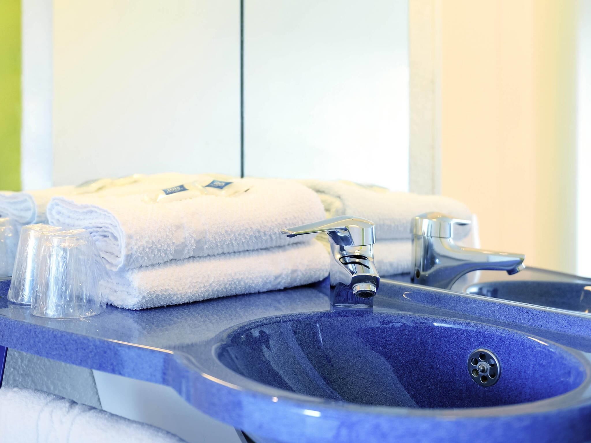 Een bureau, geluiddichte muren, gratis babybedden, gratis wifi