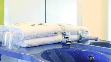 Bureau, chambres insonorisées, lits bébé (gratuits), Wi-Fi gratuit