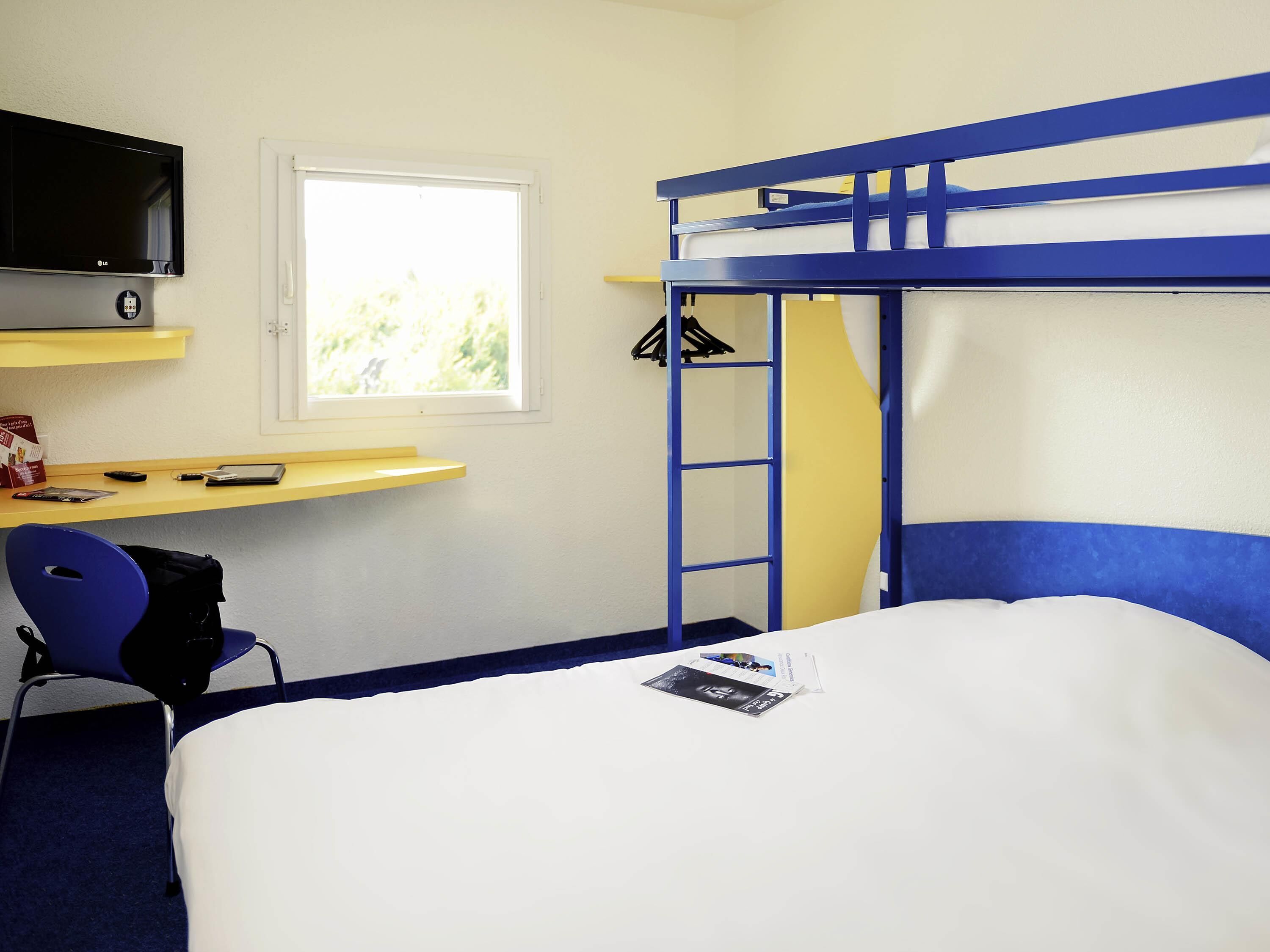 Habitación triple, varias camas | Escritorio, sistema de insonorización, cunas gratuitas y wifi gratis