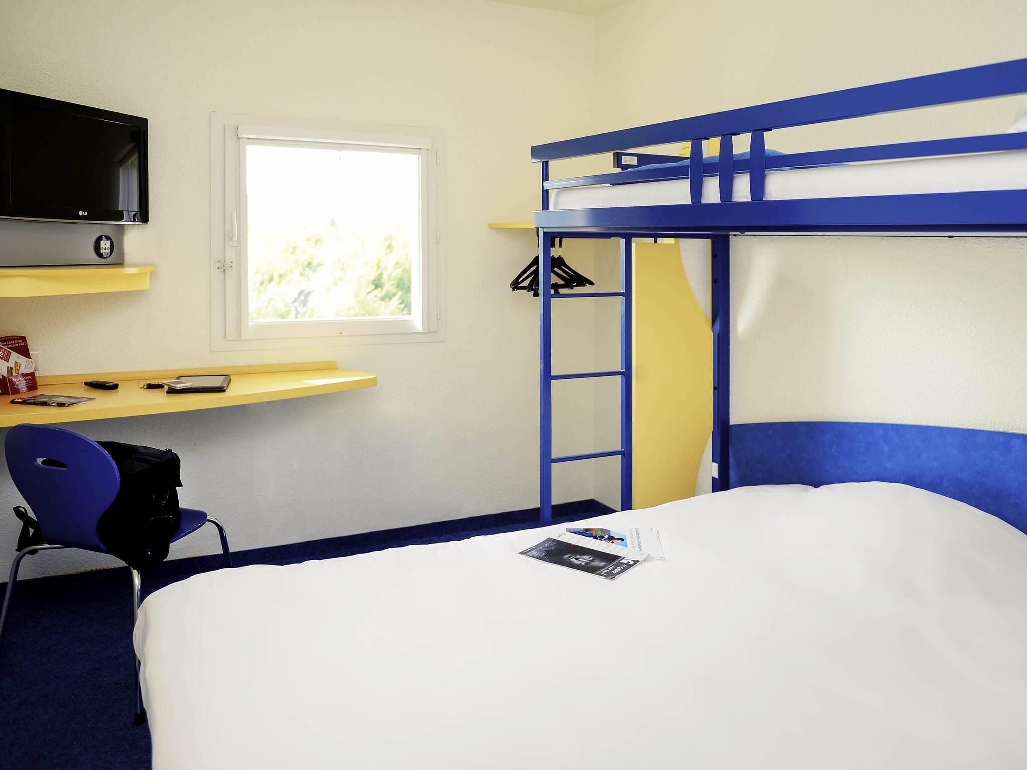 Driepersoonskamer, Meerdere bedden | Een bureau, geluiddichte muren, gratis babybedden, gratis wifi