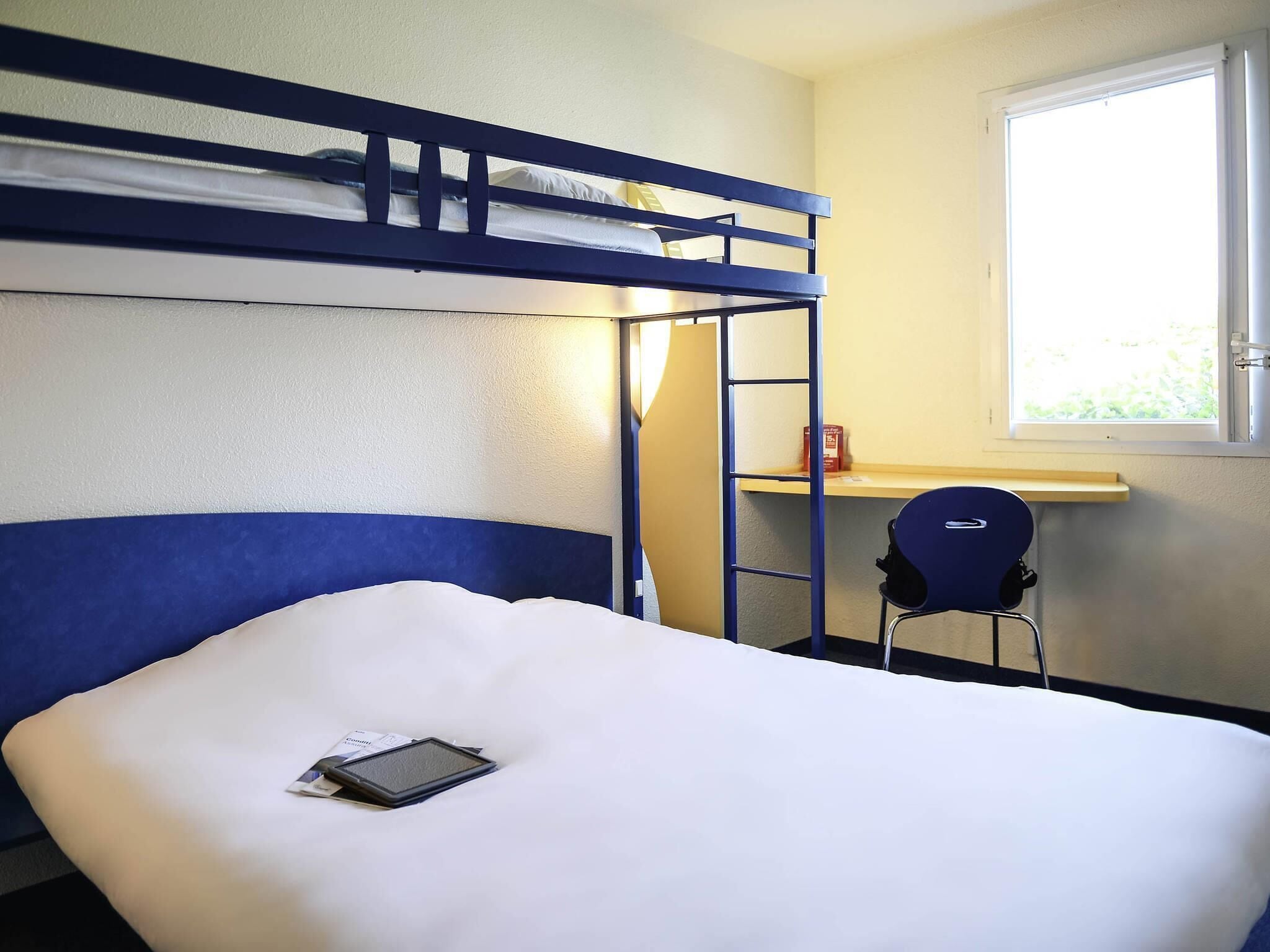 Chambre Triple, plusieurs lits | Bureau, chambres insonorisées, lits bébé (gratuits), Wi-Fi gratuit