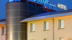 Un hotel con un llamativo letrero de 'ibis budget' en la fachada.