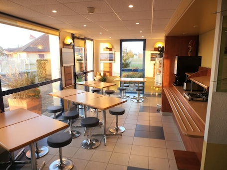 Restaurant. ibis budget Orléans Ouest Meung Sur Loire