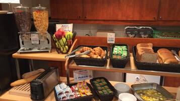 Petit déjeuner buffet (9 EUR par personne)