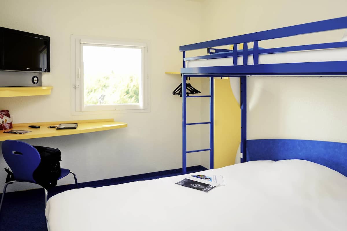 Quarto triplo, várias camas | Escrivaninha, quartos à prova de som, berços grátis, Wi-Fi de cortesia