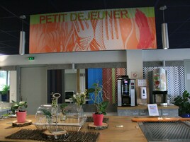 Se ofrece un desayuno bufé (6.60 EUR por persona)