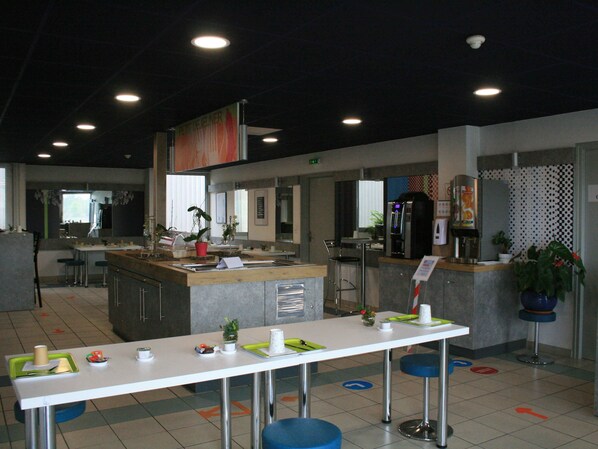Daily buffet breakfast for a fee - ibis budget Thiers (Thiers)