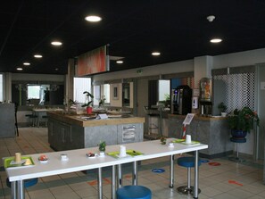 Daily buffet breakfast (EUR 6.60 per person) - ibis budget Thiers (Thiers)