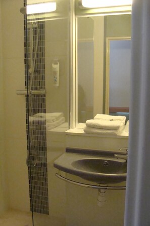 Shower, eco-friendly toiletries, towels - ibis budget Thiers (Thiers)