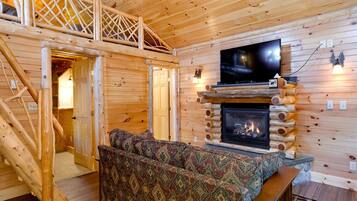 Cabin 17 | Living room | Flat-screen TV