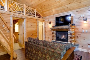 Cabin 17 | Living room | Flat-screen TV