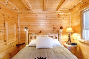 Cabin 17 | 1 bedroom, premium bedding, individually decorated
