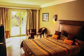 Desk, blackout drapes, soundproofing, free cribs/infant beds - Hotel Continental (Kairouan)