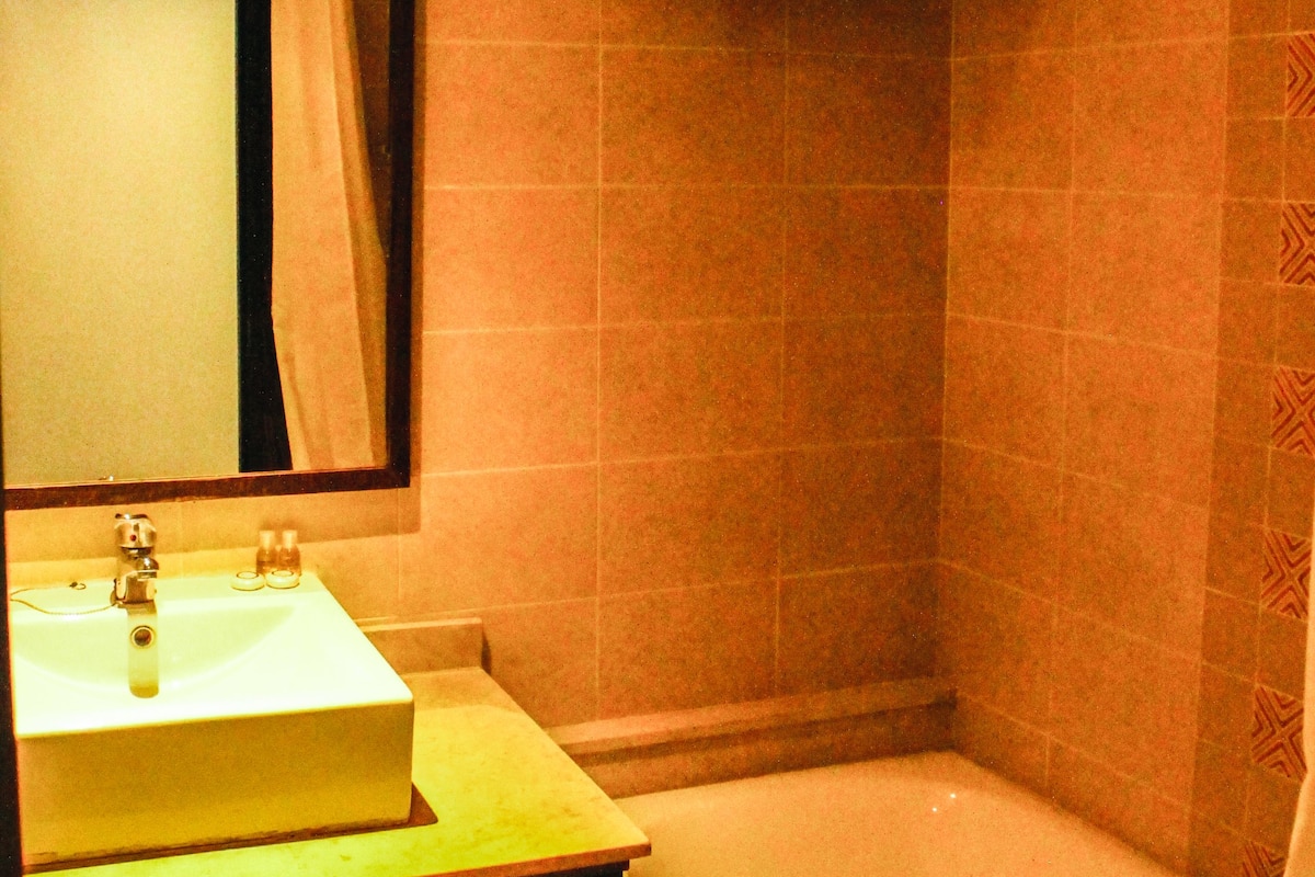 quadruple room | bathroom | combined shower/bathtub, free toiletries, towels