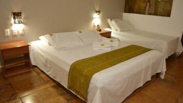 Quarto triplo standard | Frigobar, cofres nos quartos, berços grátis, Wi-Fi de cortesia