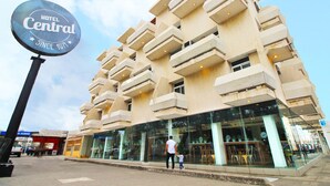 Un hotel con un diseño arquitectónico único, con varios balcones y un cartel que indica que opera desde 1971.