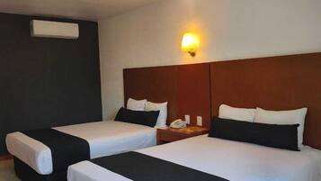 Habitación doble superior | Ropa de cama de alta calidad y escritorio