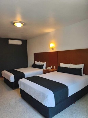 Habitación doble superior | Ropa de cama de alta calidad y escritorio 