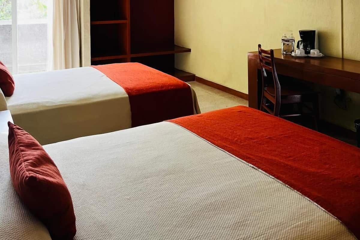 Superior Double Room | Peralatan tempat tidur premium, meja, ruang kerja komputer riba