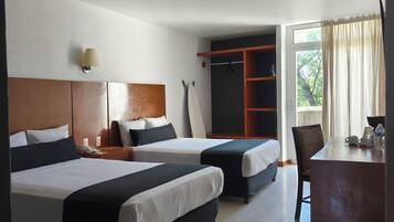 Habitación doble superior | Ropa de cama de alta calidad y escritorio