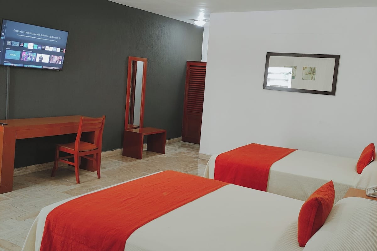 Junior Room | Peralatan tempat tidur premium, meja, ruang kerja komputer riba