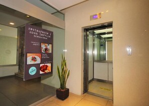 高档床上用品、办公桌、笔记本电脑工作区、熨斗/熨板