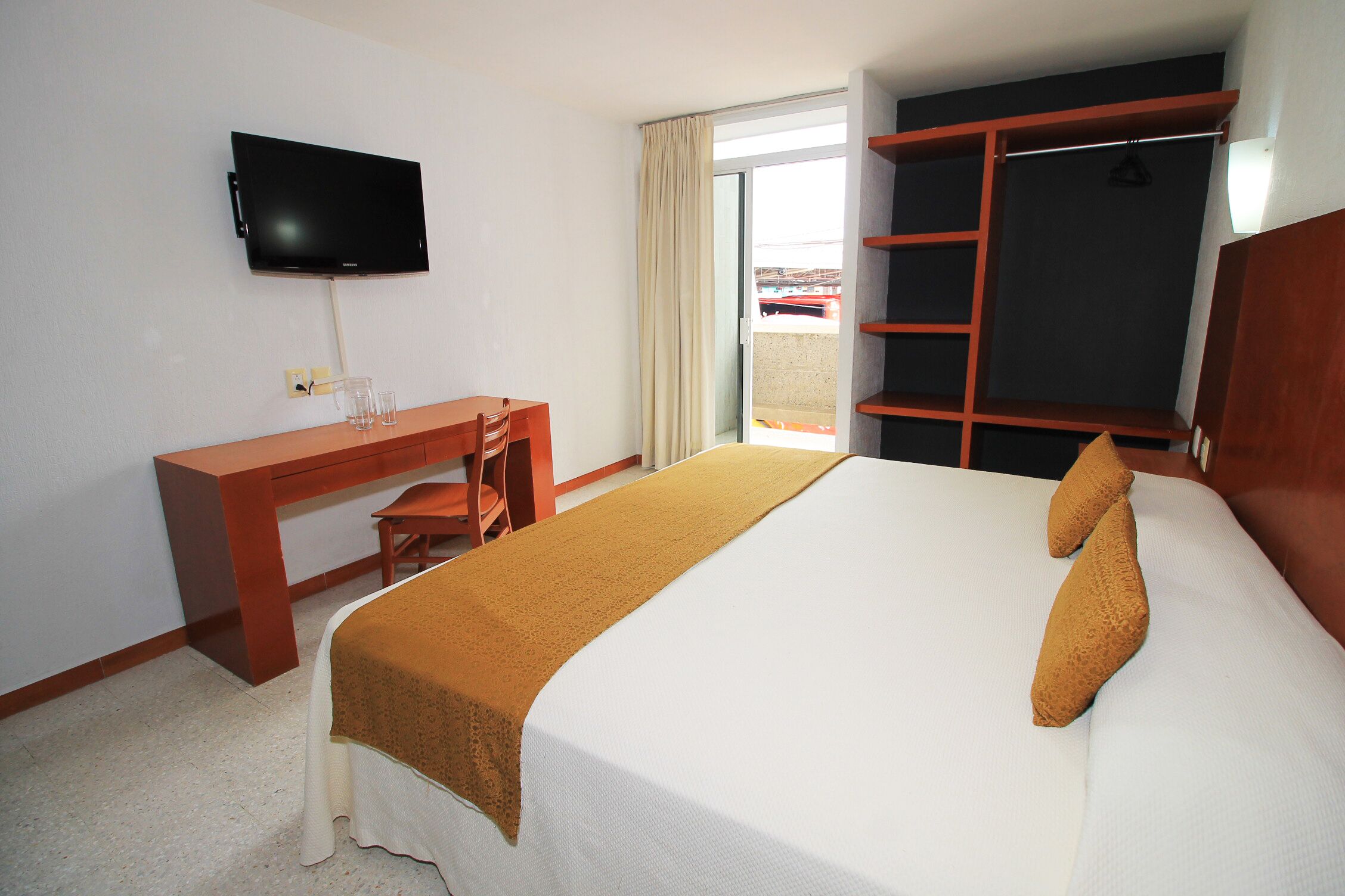 Habitacion Estandar King | Premium bedding, desk, laptop workspace, iron/ironing board