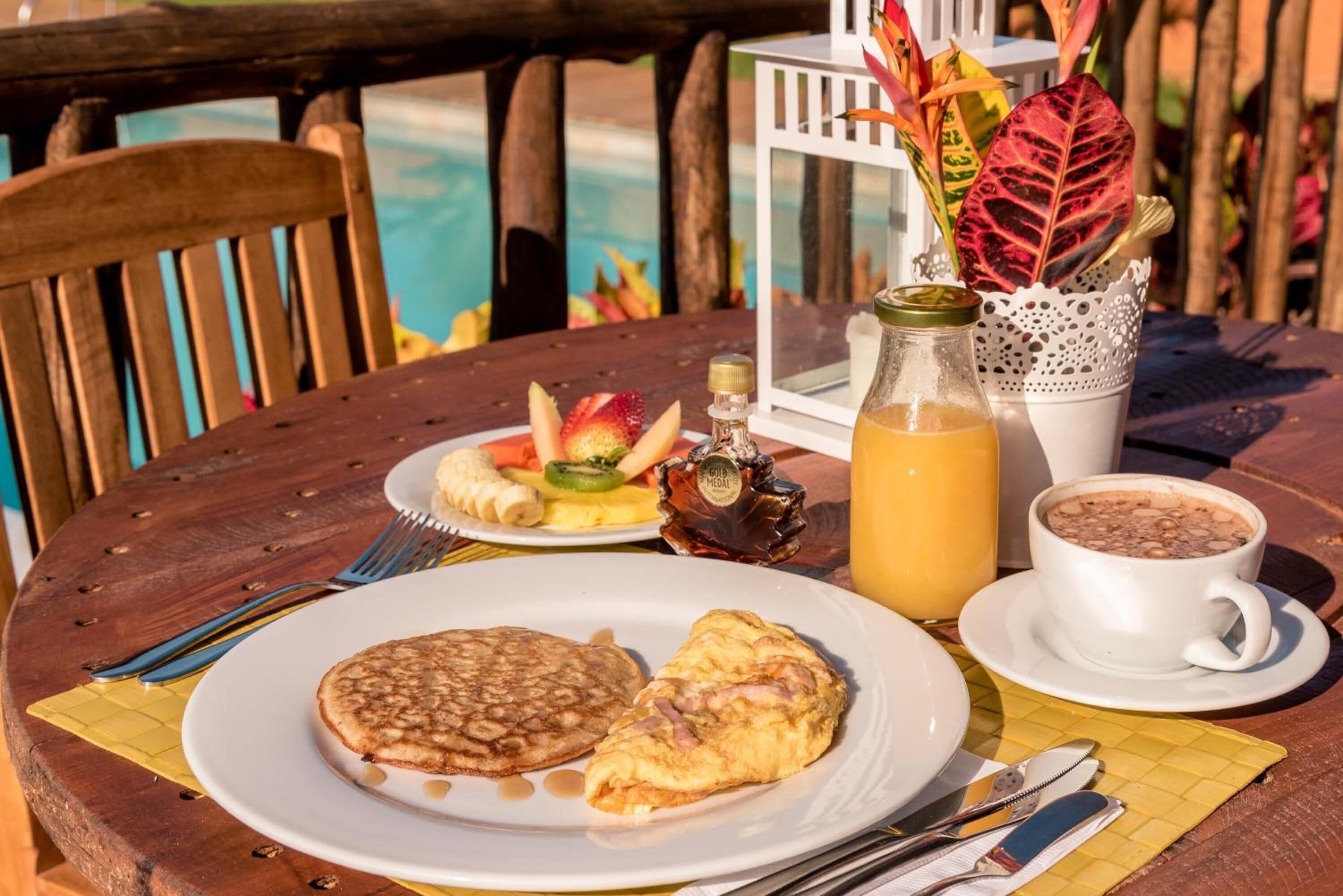 breakfast, lunch and dinner served