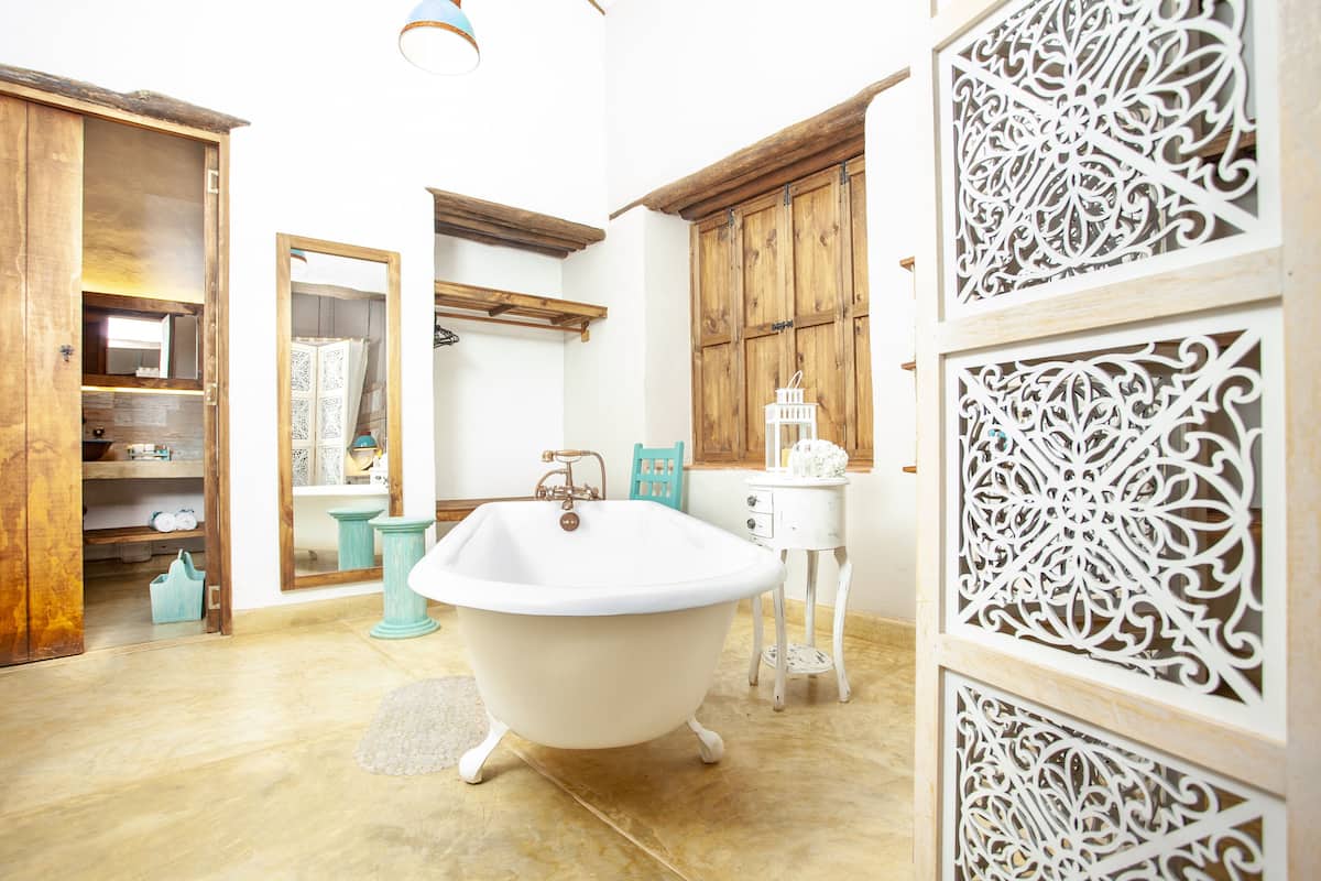 deluxe suite, 1 bedroom, accessible, mountain view | bathroom | combined shower/bathtub, free toiletries, towels