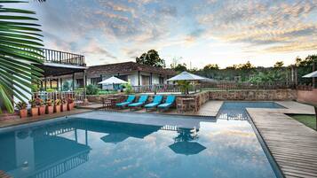 Piscina externa, espreguiçadeiras